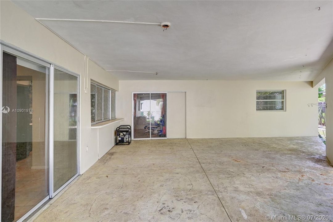 Vendido Recientemente: $359,000 (4 camas, 2 baños, 1855 Pies cuadrados)
