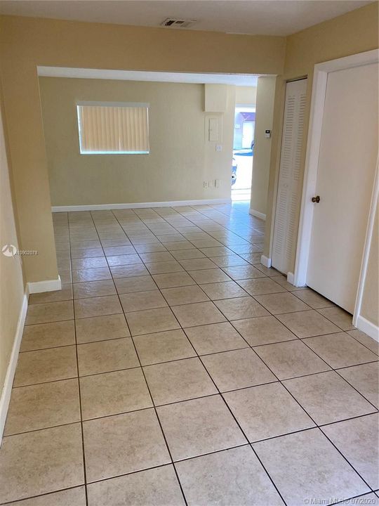 Recently Rented: $1,650 (2 beds, 2 baths, 987 Square Feet)