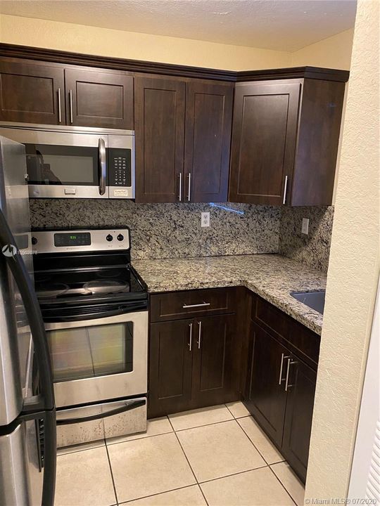 Recently Rented: $1,650 (2 beds, 2 baths, 987 Square Feet)