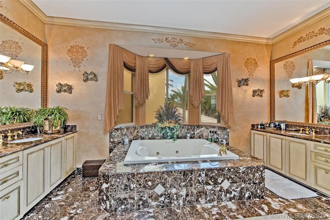 Vendido Recientemente: $1,895,000 (9 camas, 9 baños, 8346 Pies cuadrados)
