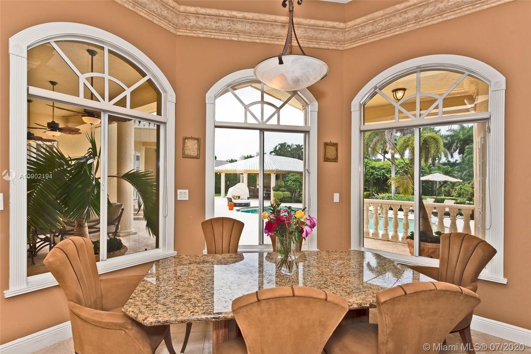 Comfortable Breakfast area!