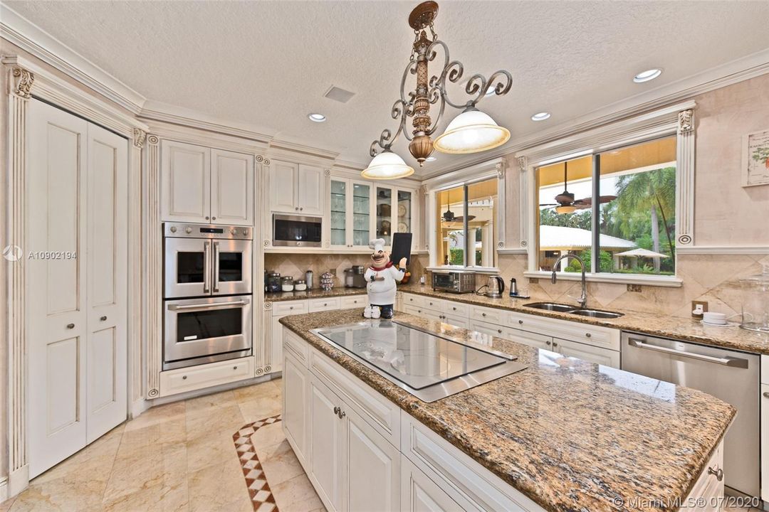 New Gourmet eat-in kitchen!