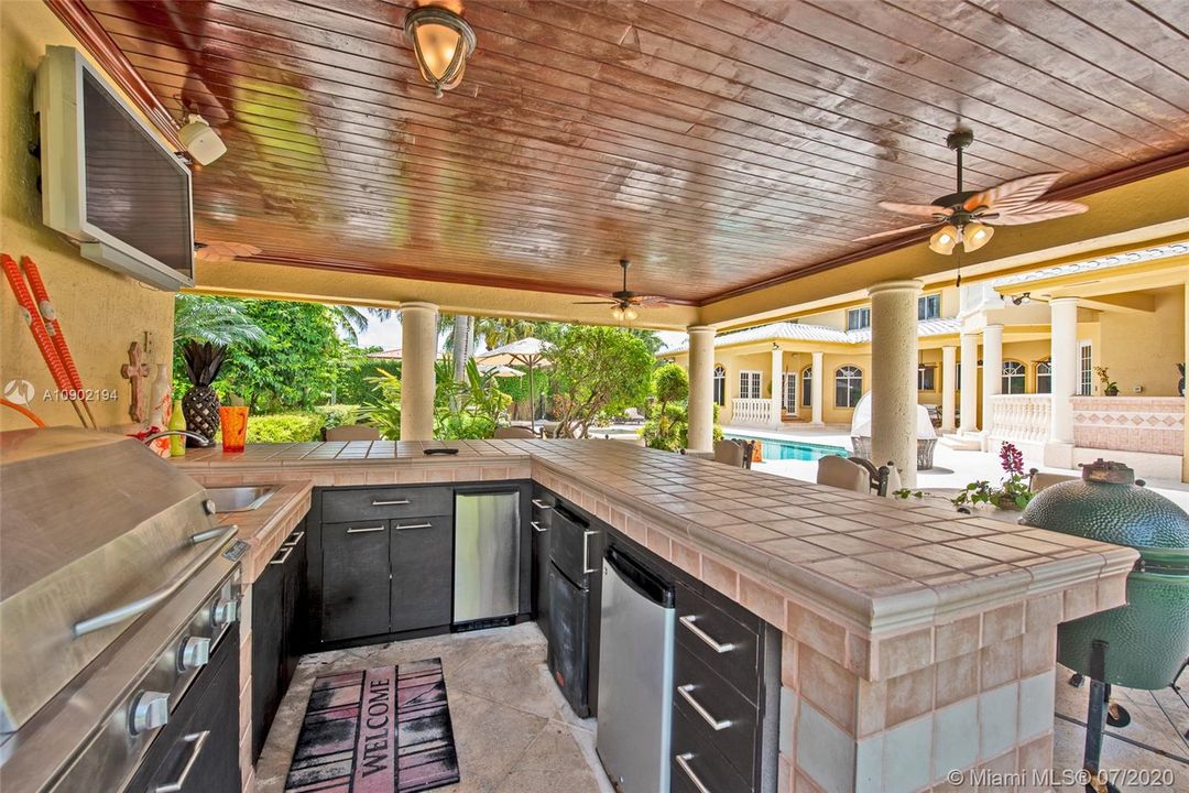 Outdoor kitchen/bbq area!