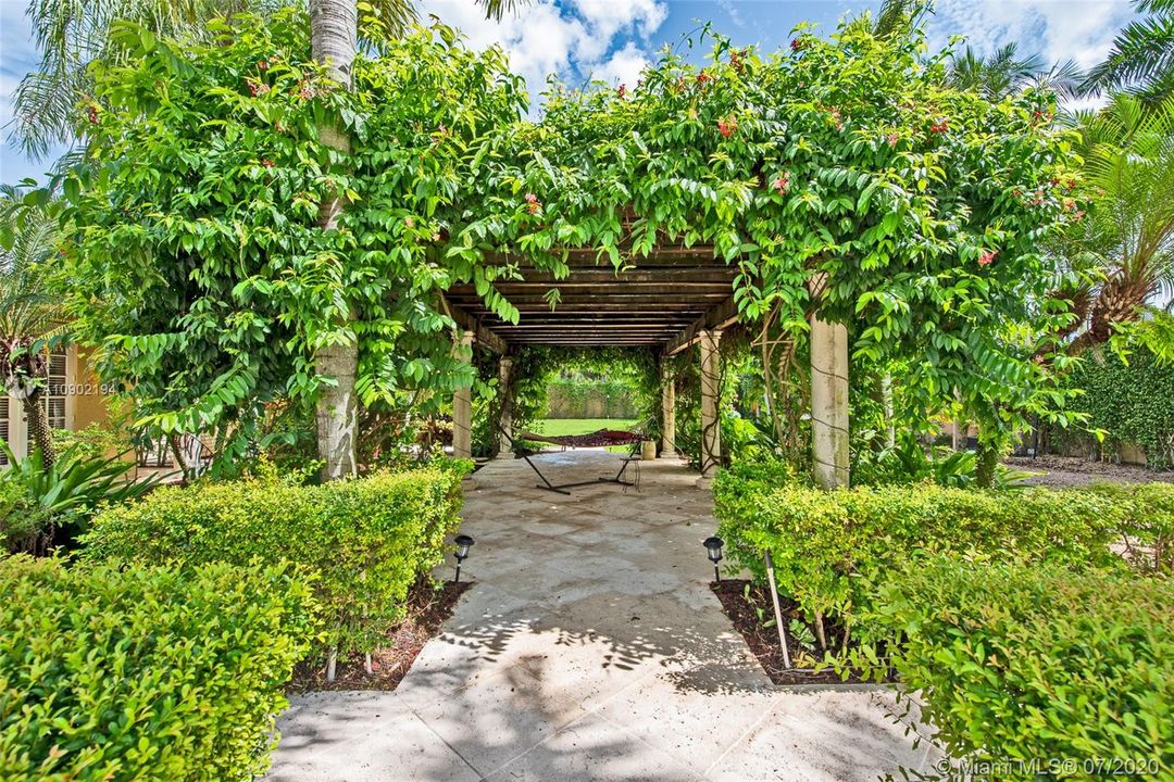 Vendido Recientemente: $1,895,000 (9 camas, 9 baños, 8346 Pies cuadrados)