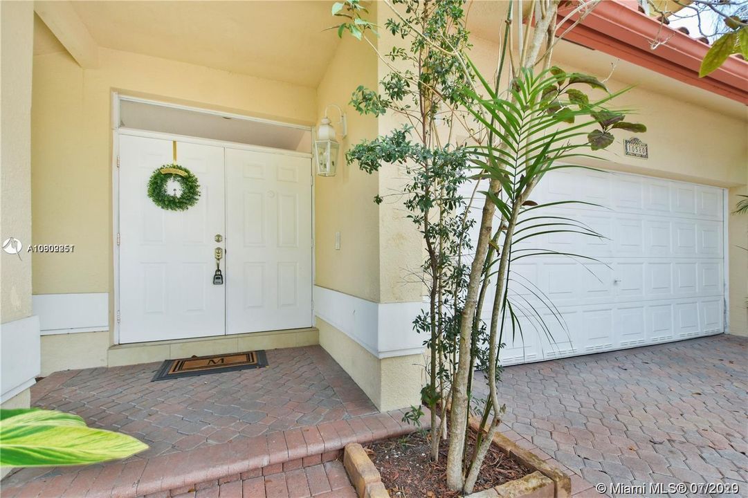 Recently Rented: $3,950 (5 beds, 3 baths, 2885 Square Feet)