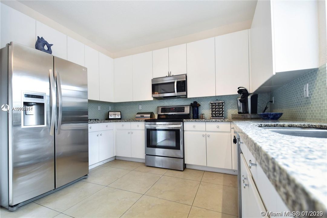 Recently Rented: $3,950 (5 beds, 3 baths, 2885 Square Feet)