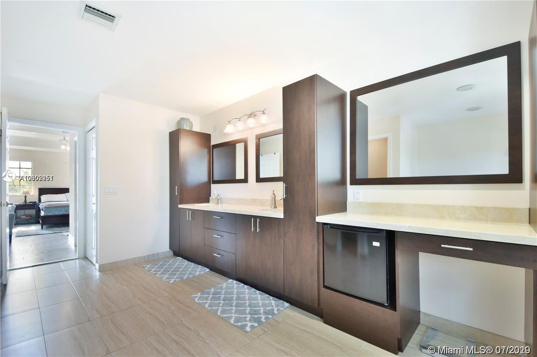Recently Rented: $3,950 (5 beds, 3 baths, 2885 Square Feet)