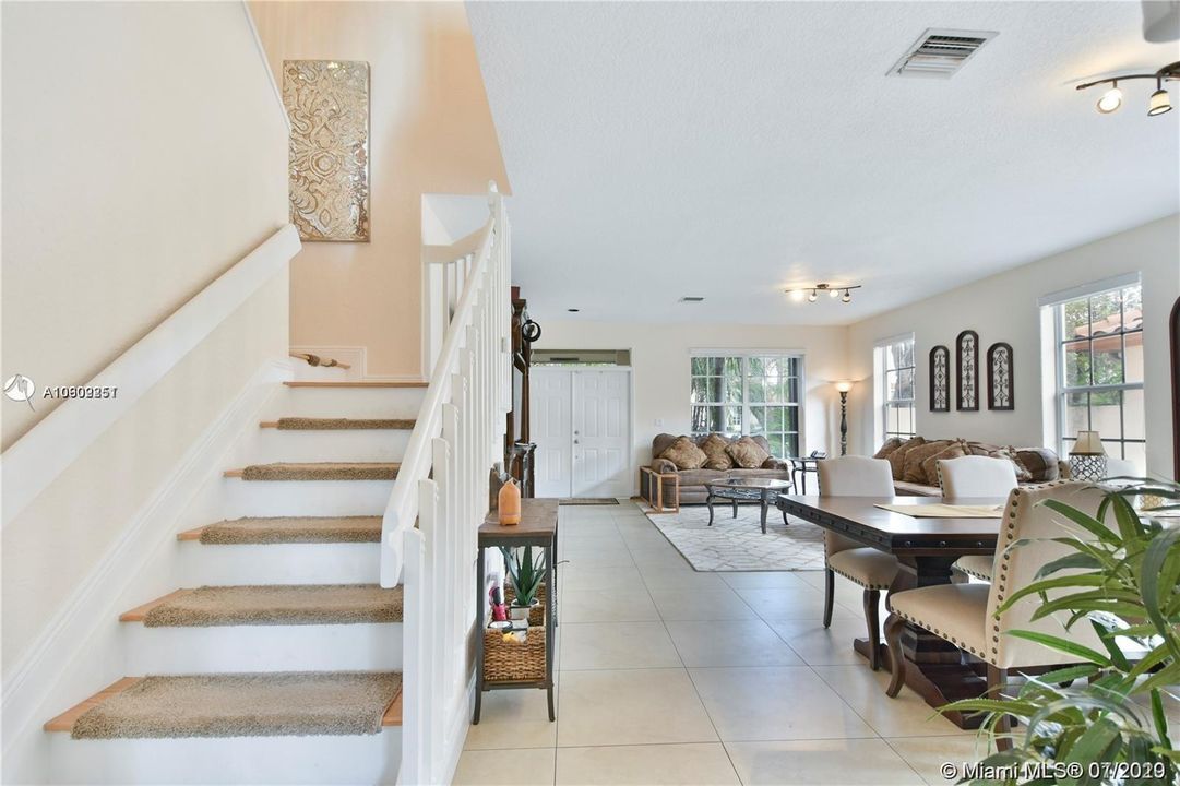 Recently Rented: $3,950 (5 beds, 3 baths, 2885 Square Feet)
