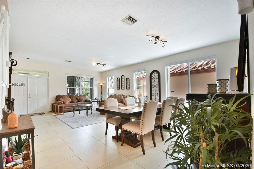 Recently Rented: $3,950 (5 beds, 3 baths, 2885 Square Feet)