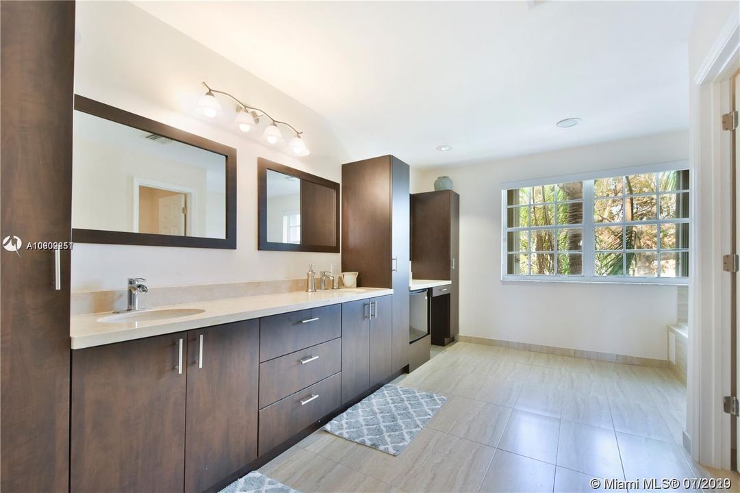 Recently Rented: $3,950 (5 beds, 3 baths, 2885 Square Feet)