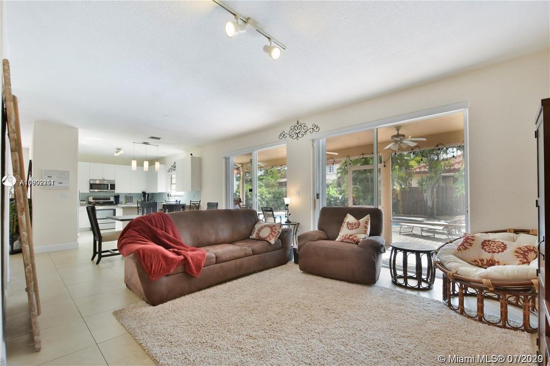 Recently Rented: $3,950 (5 beds, 3 baths, 2885 Square Feet)