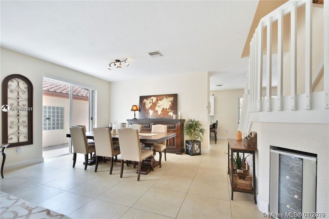 Recently Rented: $3,950 (5 beds, 3 baths, 2885 Square Feet)