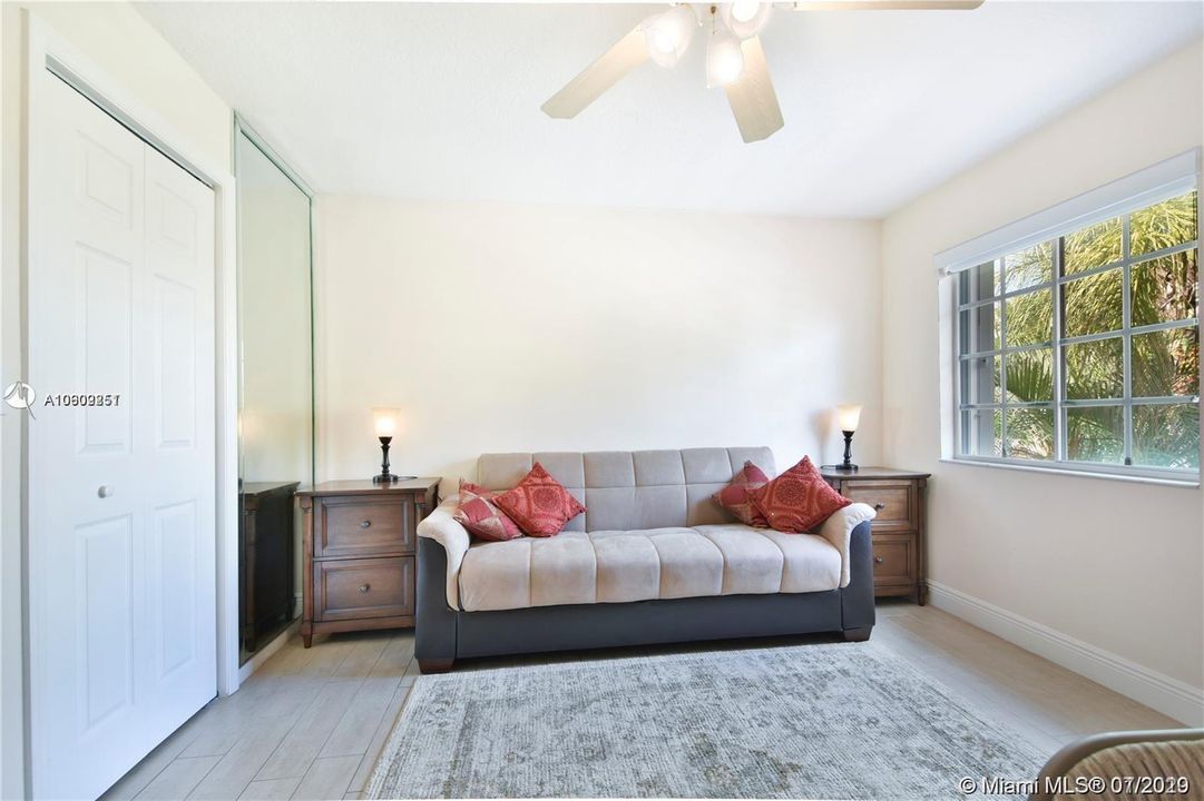 Recently Rented: $3,950 (5 beds, 3 baths, 2885 Square Feet)