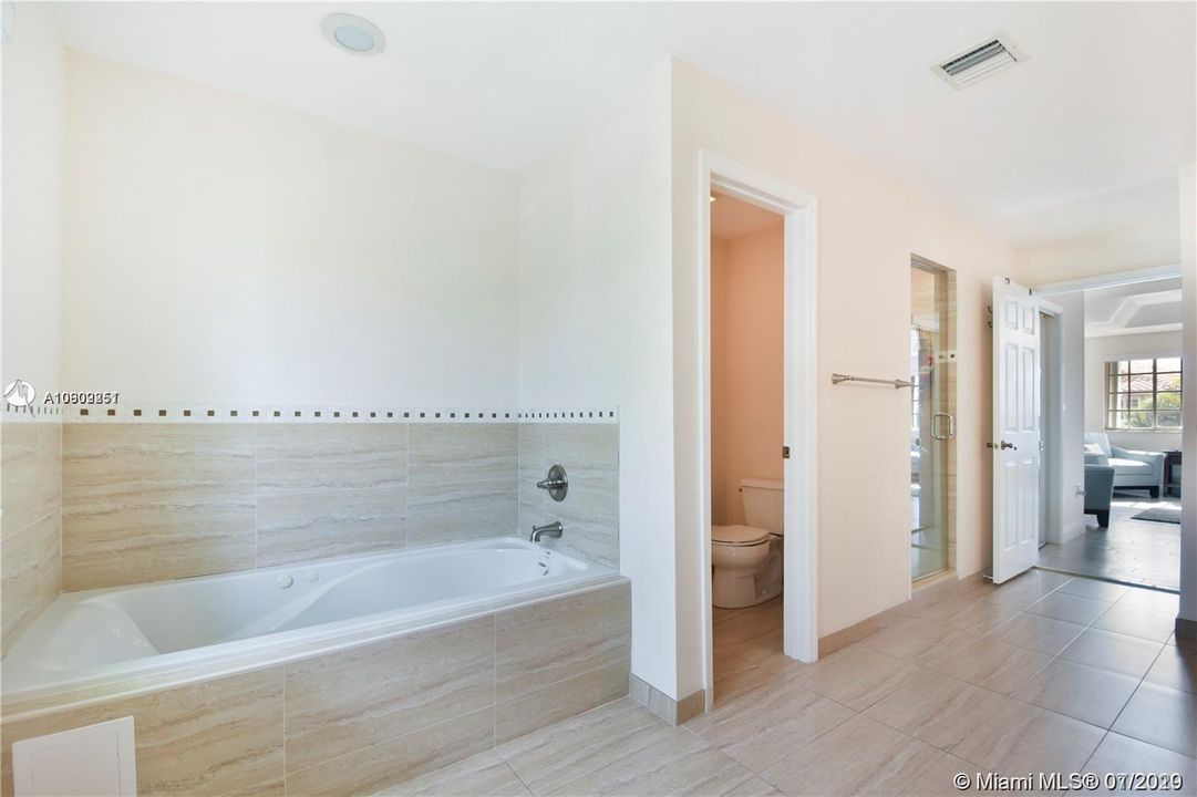 Recently Rented: $3,950 (5 beds, 3 baths, 2885 Square Feet)