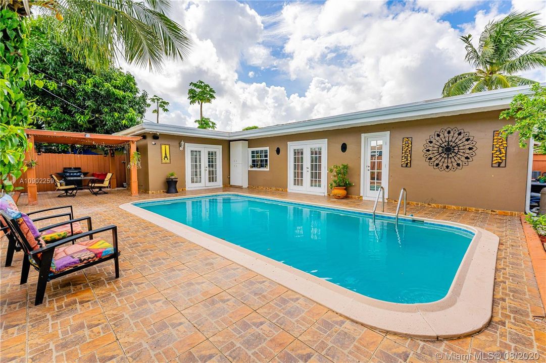 Pool / outdoor space