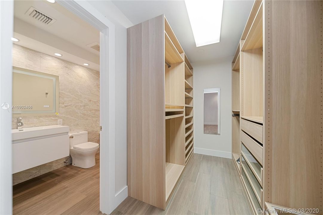 Недавно арендовано: $11,500 (5 спален, 4 ванн, 3935 Квадратных фут)