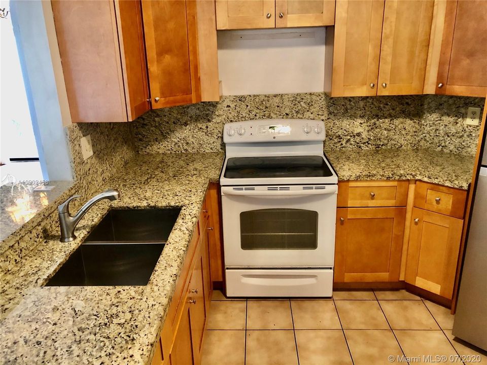 Vendido Recientemente: $210,000 (2 camas, 2 baños, 1000 Pies cuadrados)