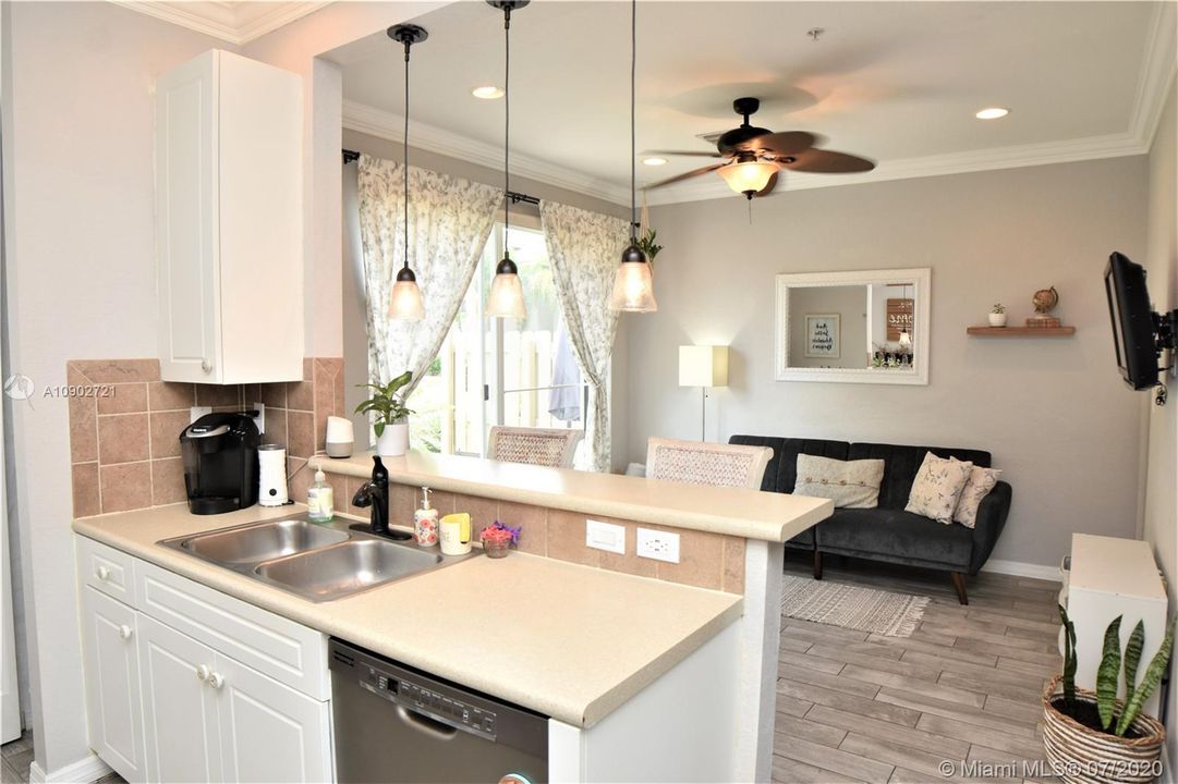 Недавно продано: $246,000 (3 спален, 2 ванн, 1430 Квадратных фут)