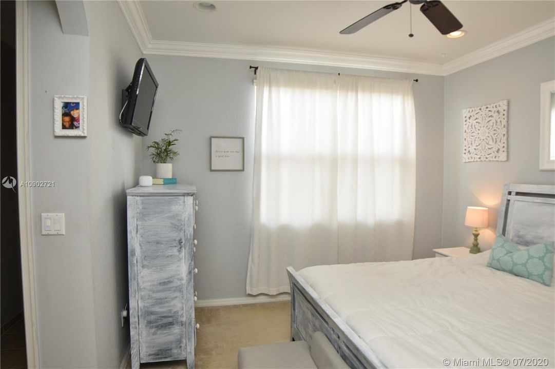 Недавно продано: $246,000 (3 спален, 2 ванн, 1430 Квадратных фут)