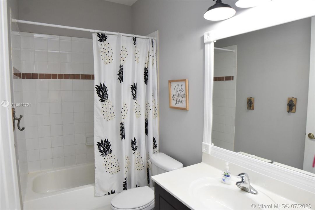 Недавно продано: $246,000 (3 спален, 2 ванн, 1430 Квадратных фут)