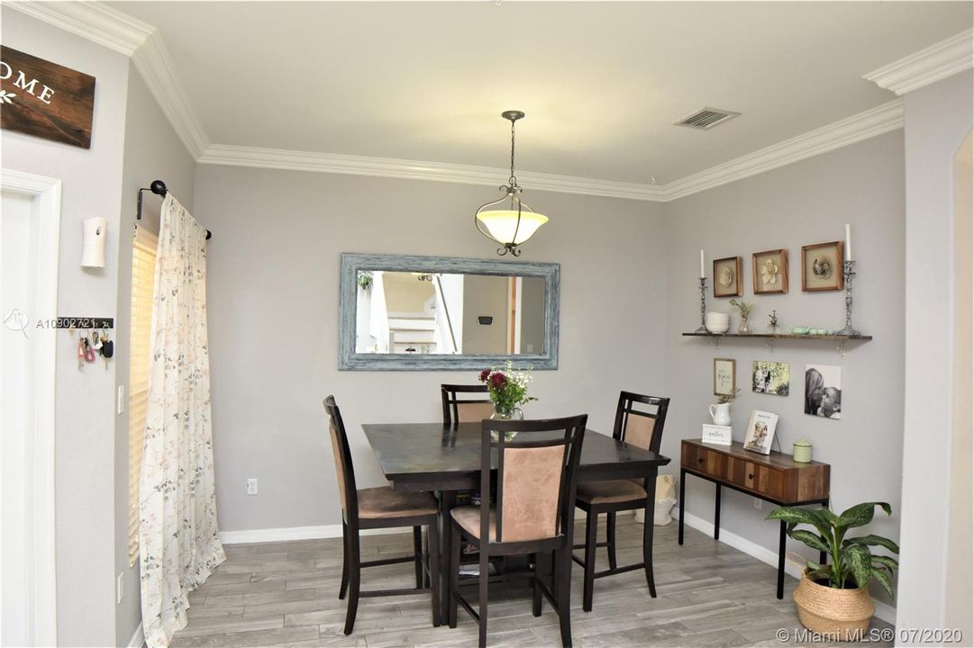 Недавно продано: $246,000 (3 спален, 2 ванн, 1430 Квадратных фут)