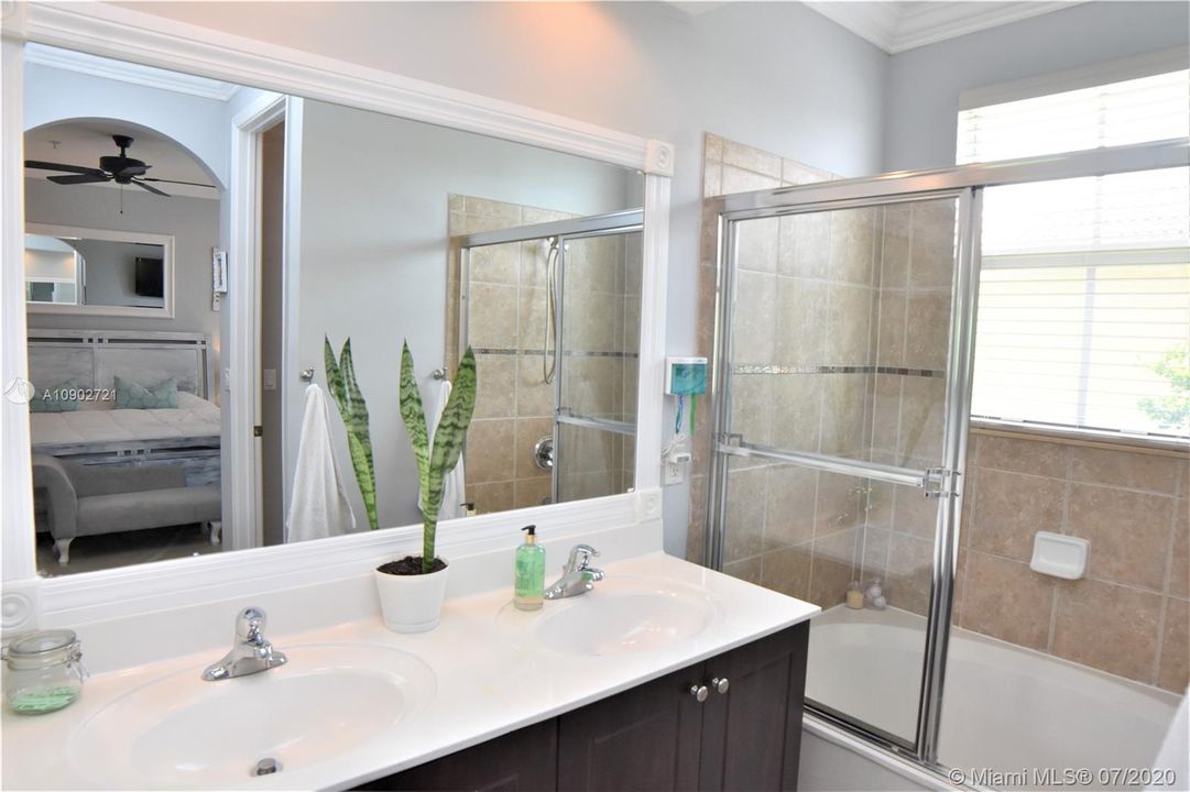 Недавно продано: $246,000 (3 спален, 2 ванн, 1430 Квадратных фут)