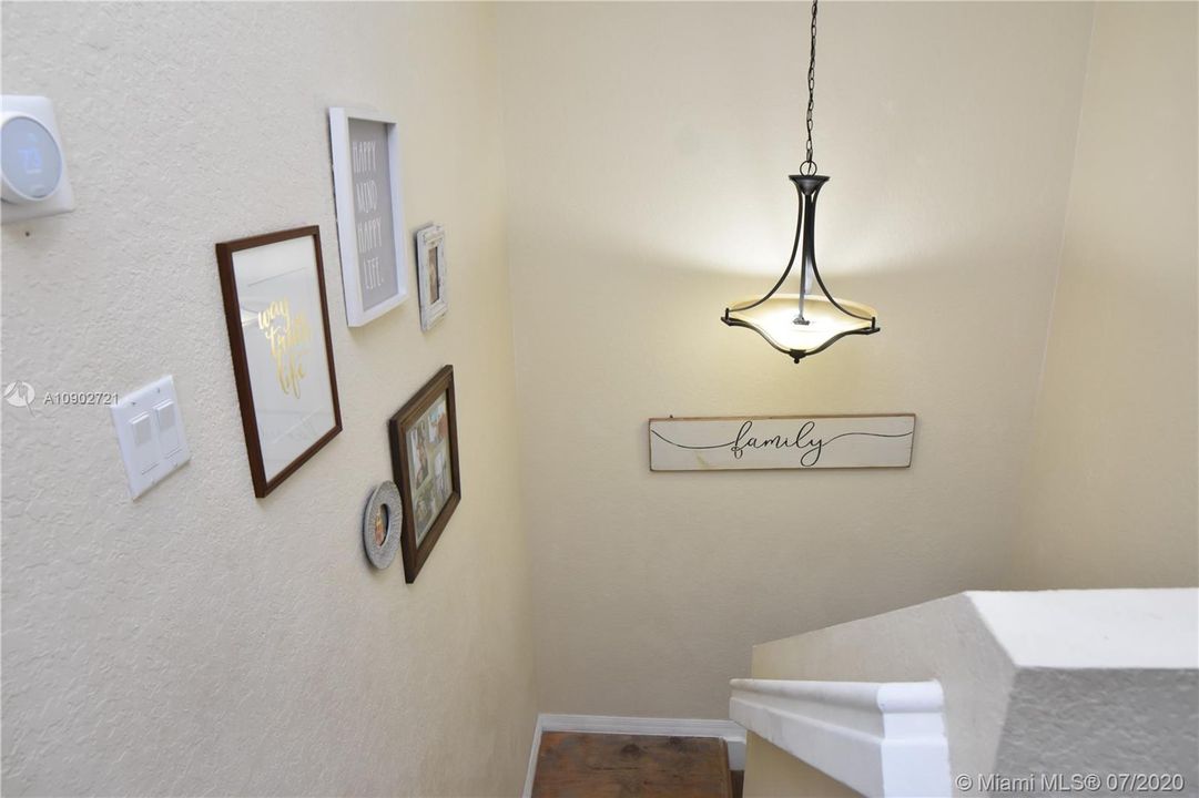 Недавно продано: $246,000 (3 спален, 2 ванн, 1430 Квадратных фут)