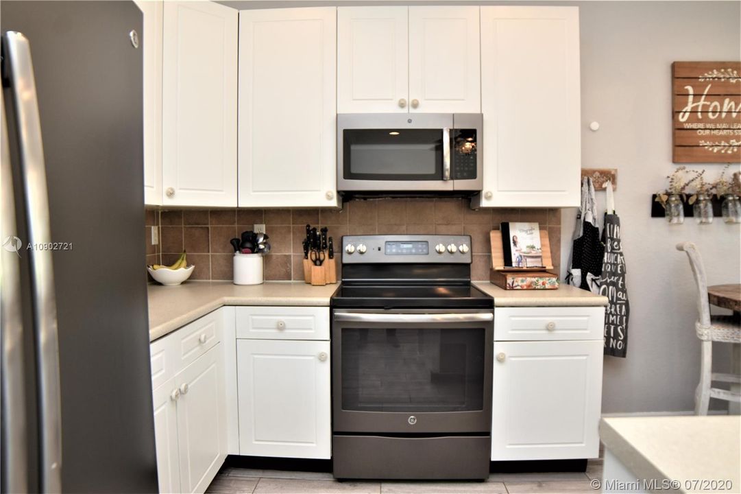 Недавно продано: $246,000 (3 спален, 2 ванн, 1430 Квадратных фут)