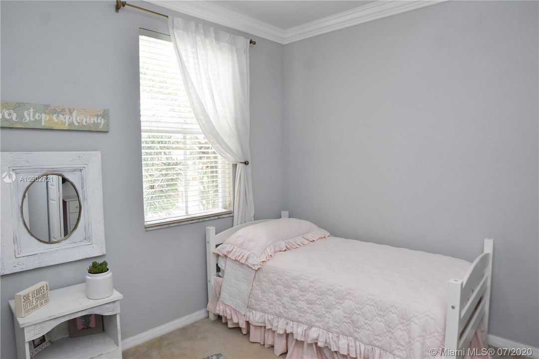 Недавно продано: $246,000 (3 спален, 2 ванн, 1430 Квадратных фут)