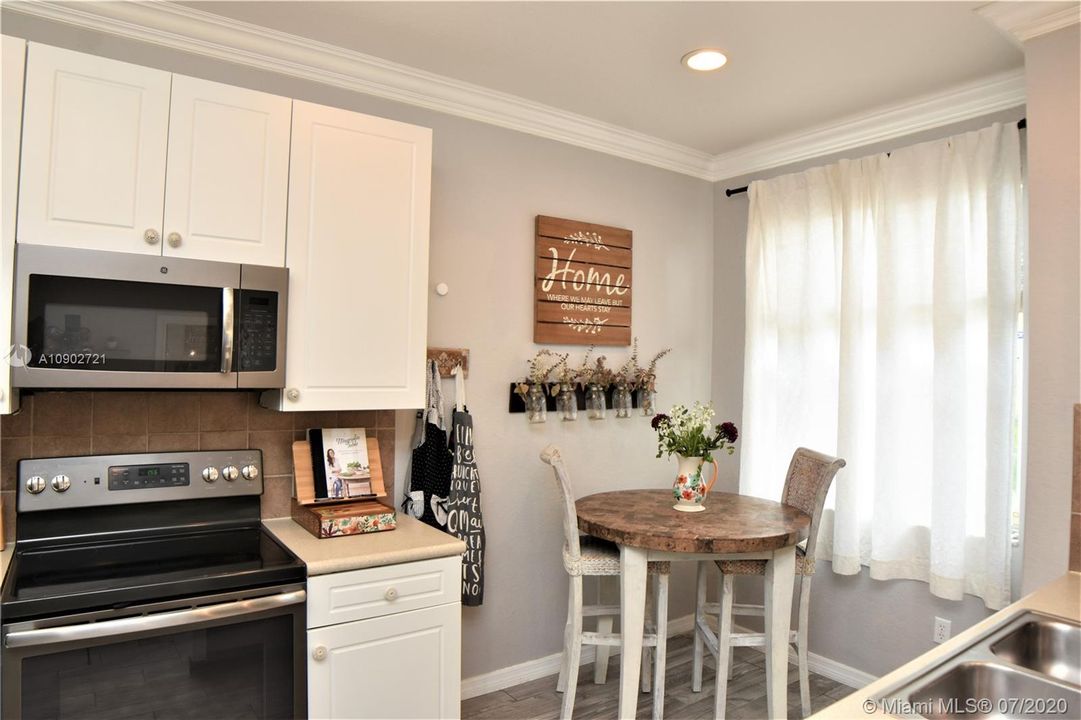 Недавно продано: $246,000 (3 спален, 2 ванн, 1430 Квадратных фут)