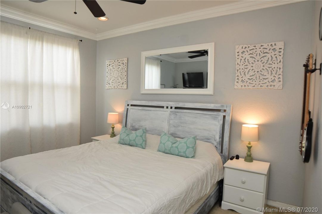 Недавно продано: $246,000 (3 спален, 2 ванн, 1430 Квадратных фут)