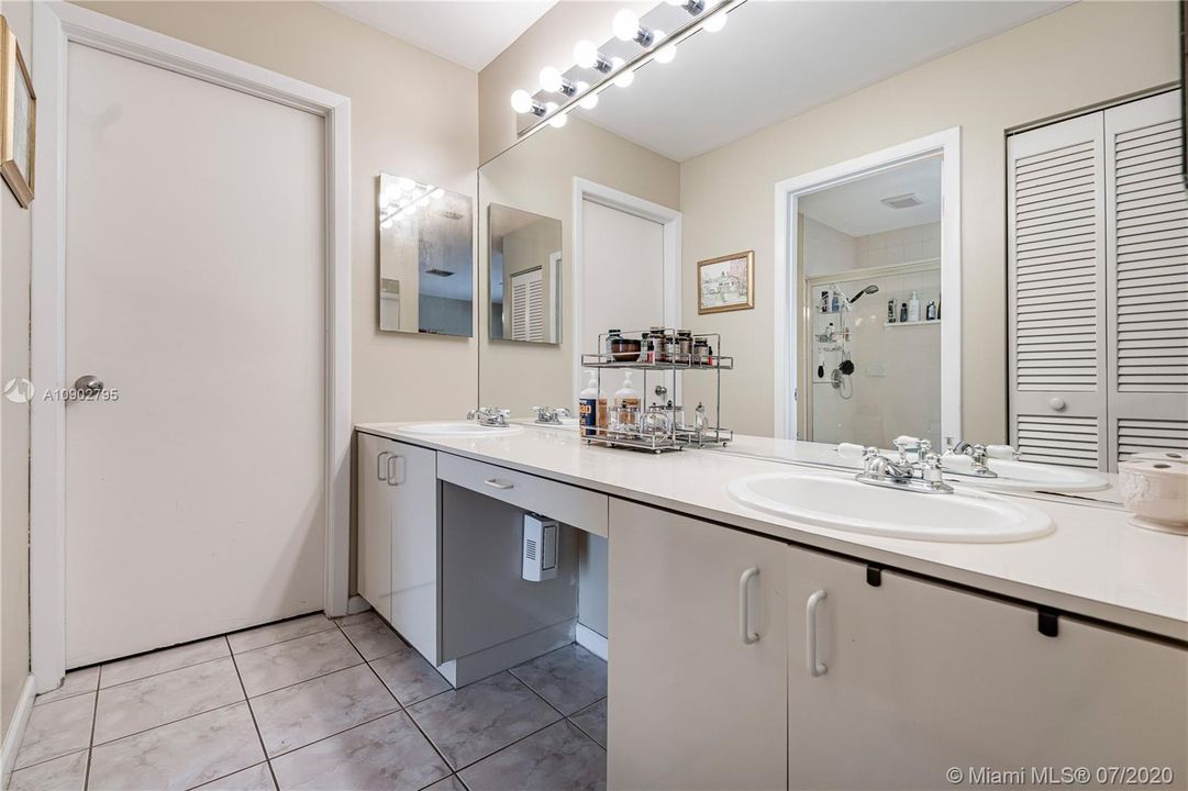 Vendido Recientemente: $429,770 (4 camas, 3 baños, 2765 Pies cuadrados)