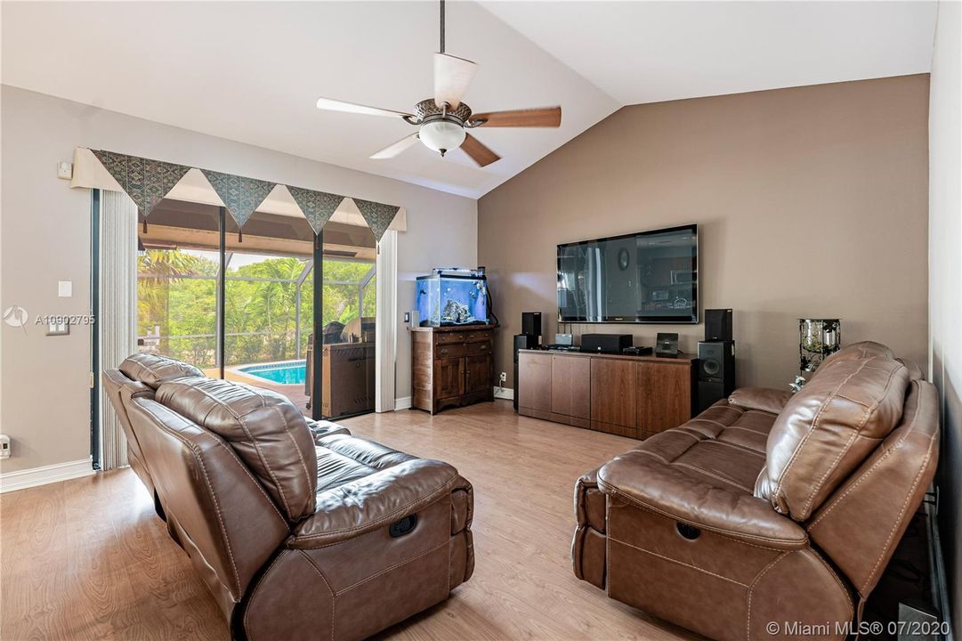 Vendido Recientemente: $429,770 (4 camas, 3 baños, 2765 Pies cuadrados)