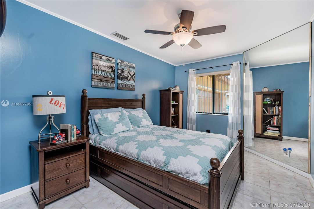 Vendido Recientemente: $429,770 (4 camas, 3 baños, 2765 Pies cuadrados)