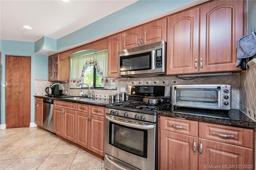 Vendido Recientemente: $429,770 (4 camas, 3 baños, 2765 Pies cuadrados)