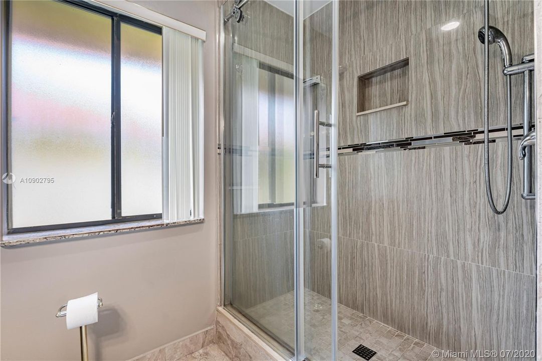 Vendido Recientemente: $429,770 (4 camas, 3 baños, 2765 Pies cuadrados)