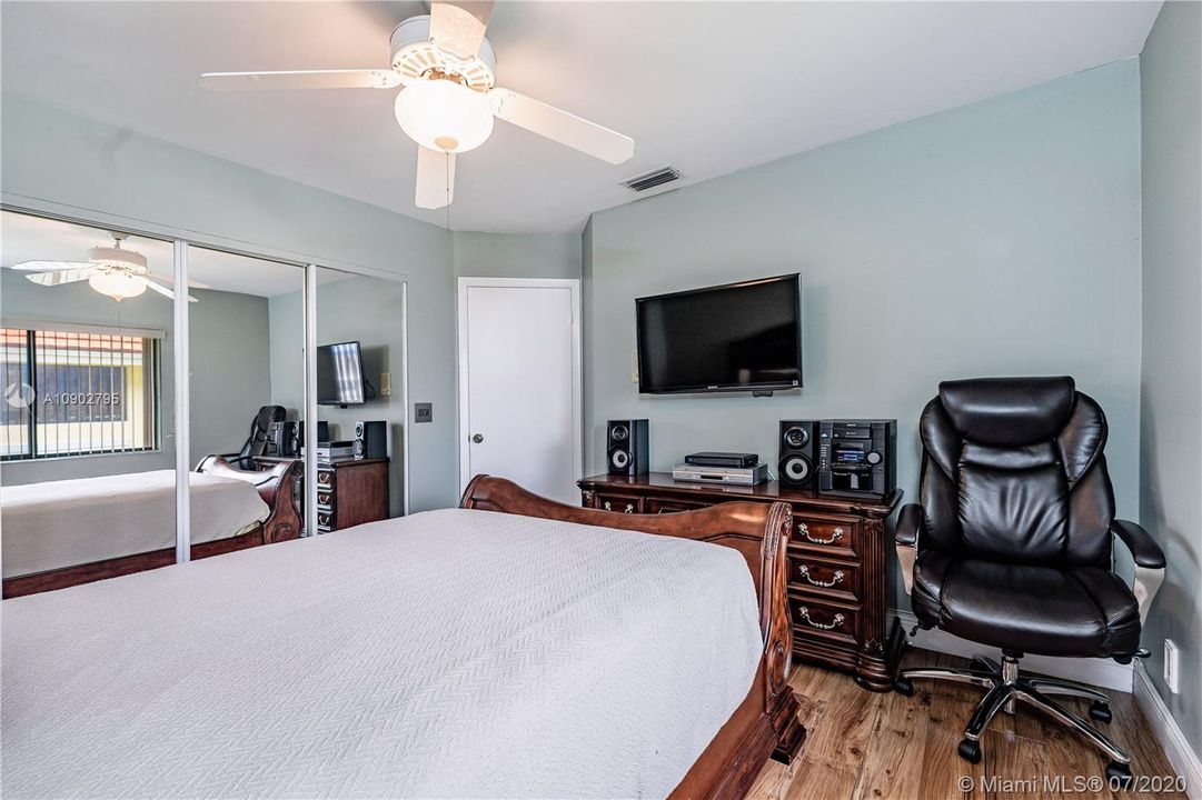 Vendido Recientemente: $429,770 (4 camas, 3 baños, 2765 Pies cuadrados)