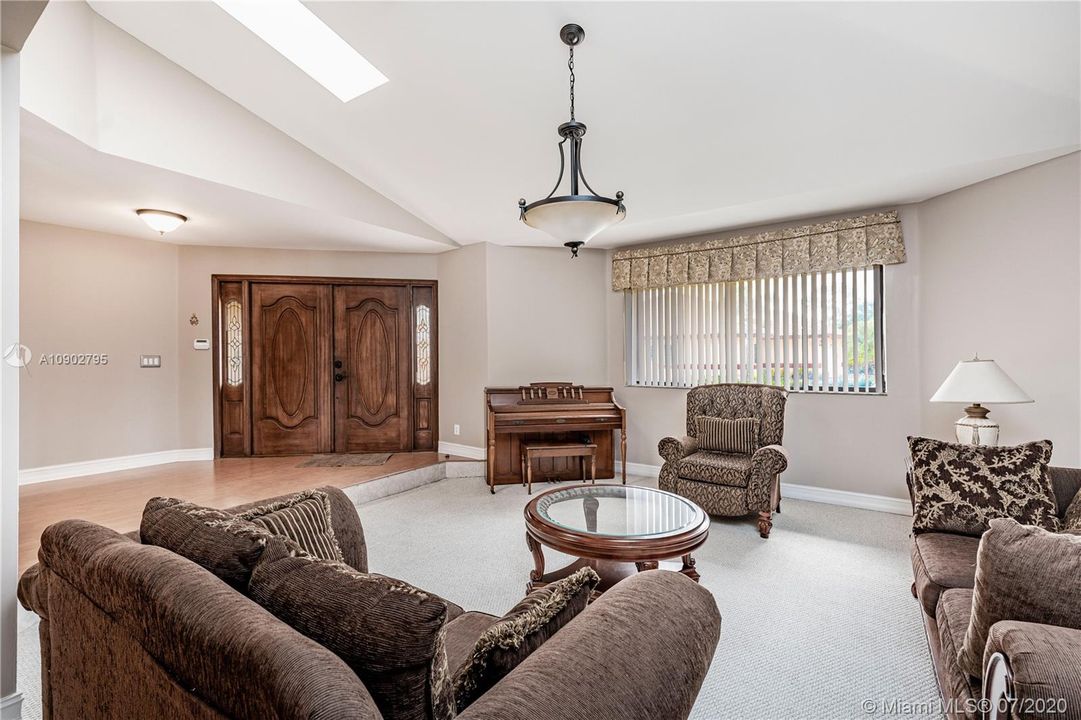 Vendido Recientemente: $429,770 (4 camas, 3 baños, 2765 Pies cuadrados)