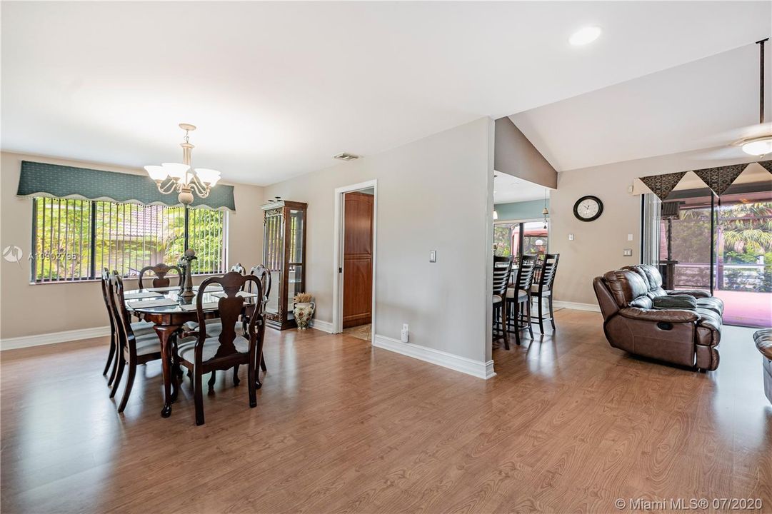 Vendido Recientemente: $429,770 (4 camas, 3 baños, 2765 Pies cuadrados)