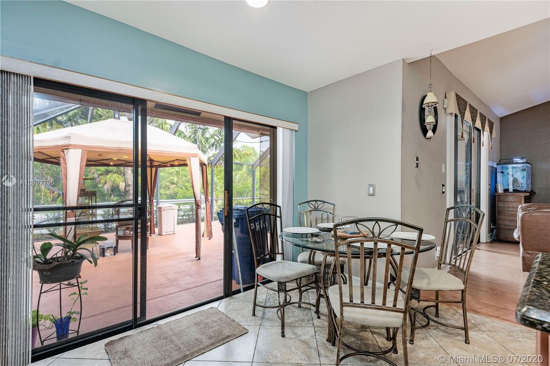 Vendido Recientemente: $429,770 (4 camas, 3 baños, 2765 Pies cuadrados)
