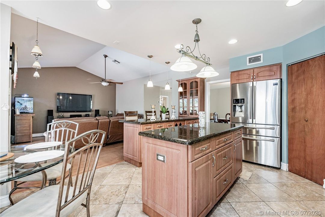 Vendido Recientemente: $429,770 (4 camas, 3 baños, 2765 Pies cuadrados)