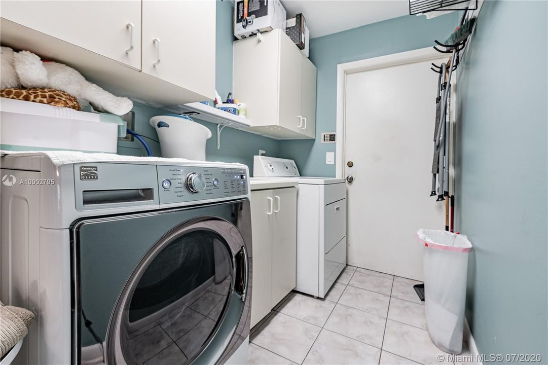 Vendido Recientemente: $429,770 (4 camas, 3 baños, 2765 Pies cuadrados)