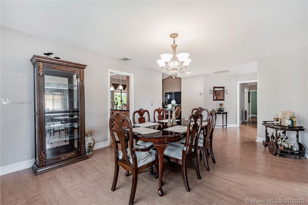Vendido Recientemente: $429,770 (4 camas, 3 baños, 2765 Pies cuadrados)