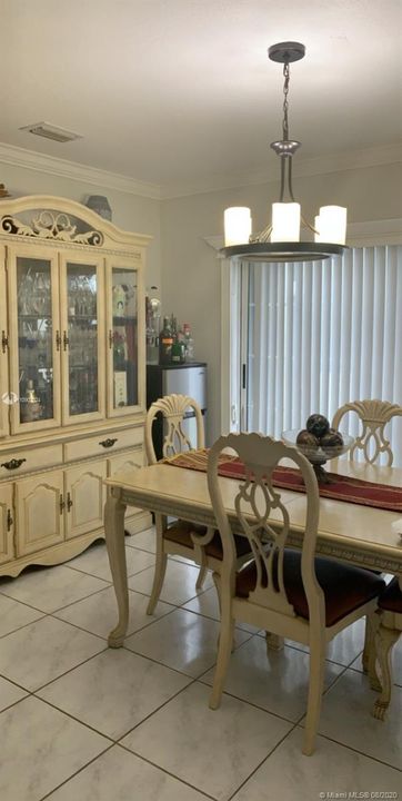 Vendido Recientemente: $429,000 (5 camas, 3 baños, 2857 Pies cuadrados)