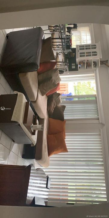 Vendido Recientemente: $429,000 (5 camas, 3 baños, 2857 Pies cuadrados)