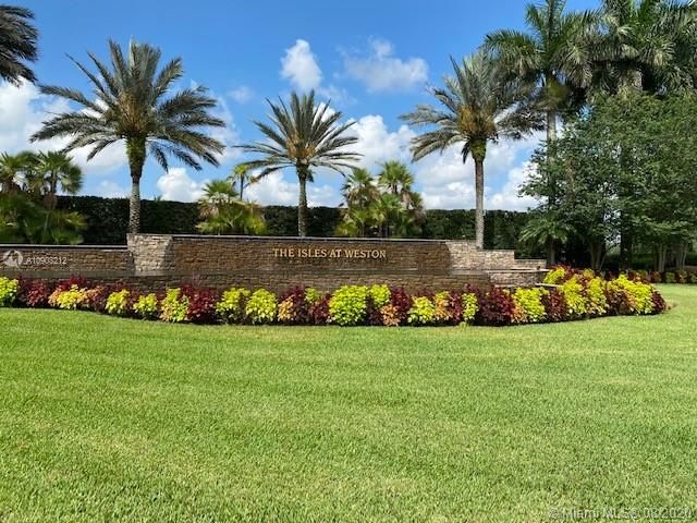 Recently Sold: $549,900 (4 beds, 3 baths, 2476 Square Feet)