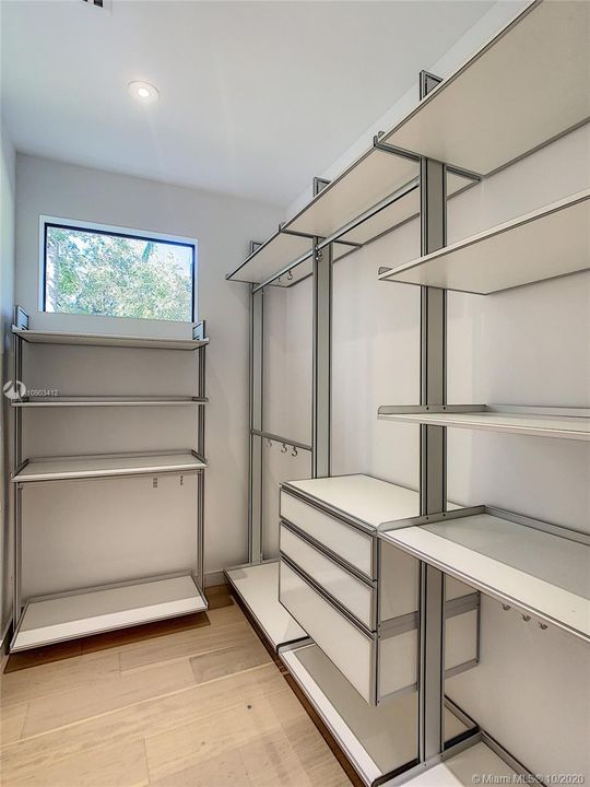 ITALIAN CLOSET COMPONENTS