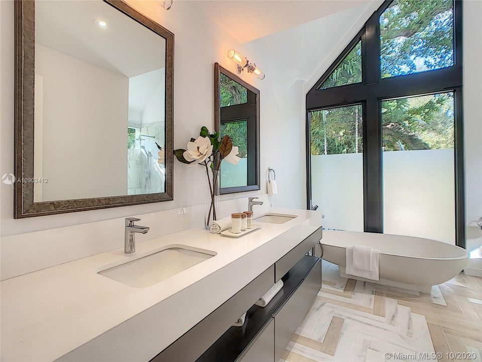 MASTER BATHROOM WITH ITALIAN CERAMIC TUB