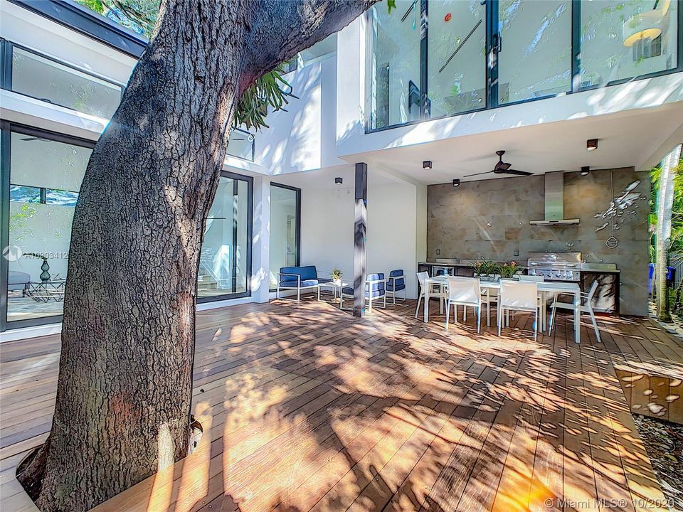 PATIO & SUMMER KITCHEN