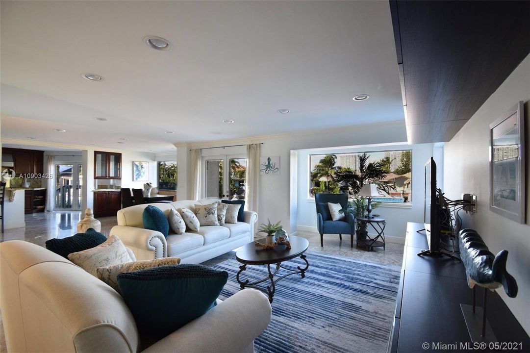 Recently Sold: $2,495,000 (5 beds, 5 baths, 4048 Square Feet)